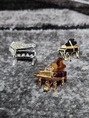 VINTAGE SET-OF-3 GRAND PIANO 3-D SHAPED ASSORTED BROOCH PINS BUNDLE